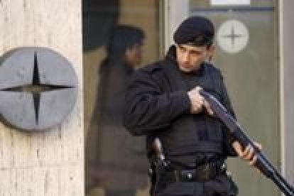 En la imagen, un policía custodia la central del Citibank de Montevideo