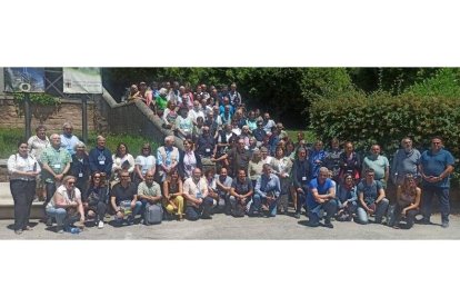 Foto de familia de los participantes en esta quinta edición de Geolaciana. DL