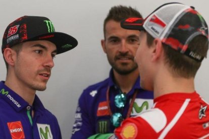 Maverick Viñales conversa, en Catar, con Jorge Lorenzo.