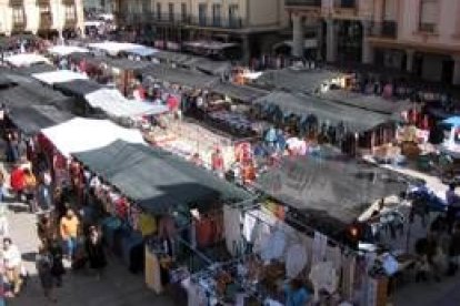 Una inusual vista de la plaza Mayor ocupada ayer por numerosos puestos de venta ambulante