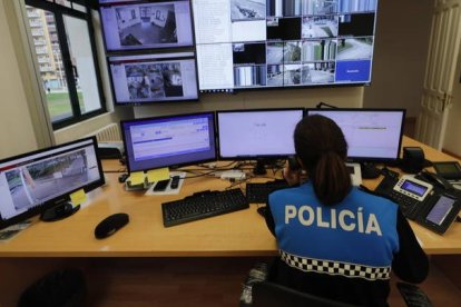 Sala de control de la Policía de Ponferrada. L. DE LA MATA