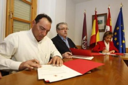 Tejerina, entre Pedro de Cabo y Marisa Rodríguez, durante la firma del convenio, en la Navidad del 2