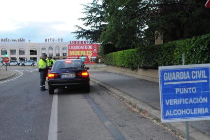 Imagen de archivo de un control de alcoholemia en las afueras de Trobajo del Camino.