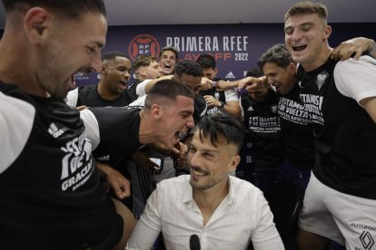 Rubén de la Barrera celebra el ascenso. CABALAR