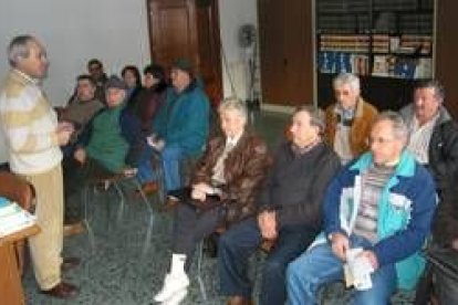 El alcalde de Crémenes, Donato Alonso, explica a las juntas vecinales la necesidad de colaboración