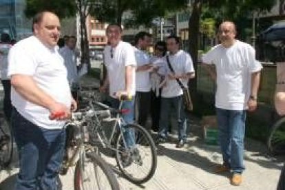 El candidato de IU en Ponferrada, Miguel Ángel Fernández, ayer en bici