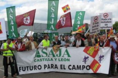 Turrado, en el centro, junto a los agricultores leoneses en la manifestación de Luxemburgo.