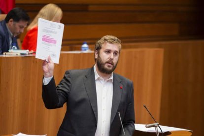 El procurador socialista Álvaro Lora, durante una intervención en un pleno de las Cortes de Castilla y León