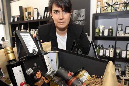 Carmen Serrano,la joven emprendedora que ha abierto La Chinata, en su tiendade la calle San Agustín.