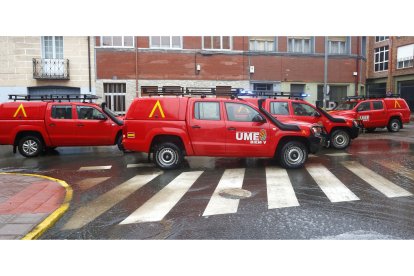 La Unidad Militar de Emergencias interviene en las inundaciones de La Robla. CARLOS S. CAMPILLO