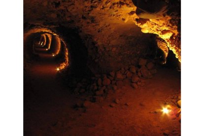 La galería de Orellán, ya iluminada, se amplía con treinta metros de recorrido por distintos ramales.