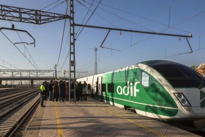 Tren de la línea del AVE de Valencia a Castellón.