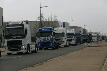 La caravana de transportistas a su paso por el polígono de Villadangos del Páramo. RAMIRO