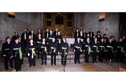 Los miembros del coro Ángel Barja-Juventudes Musicales Universidad de León, en pleno concierto de Reyes. MARCIANO PÉREZ