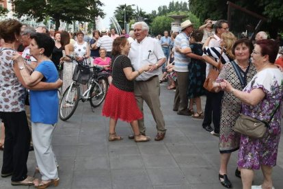 Imagen de archivo de uno de los bailes para mayores de verano en el paseo de la Condesa. RAMIRO