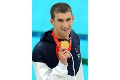 Phelps muestra la medalla de oro ganada en 200 mariposa