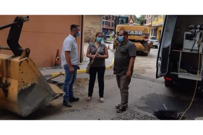 Carrera y Calderón visitando las obras de la calle José Luis Baeza. DL