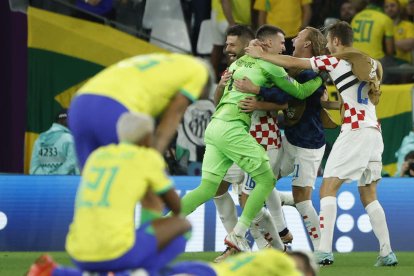 Los jugadores croatas celebran su triunfo ante la desolación brasileña. JUANJO MARTÍN