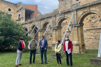 Juan Martínez Majo, en el centro, firmó ayer en el monasterio de Sandoval el acta de inicio de la restauración del primer claustro. DL