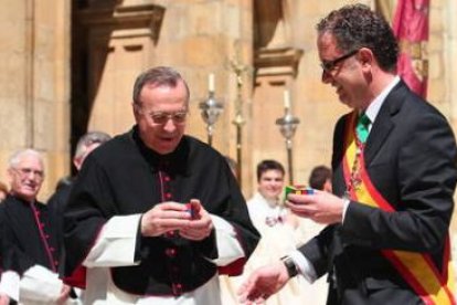 Teodomiro Martínez y Javier Chamorro intercambian el cubo de Rubik en el reto que éste presentó.