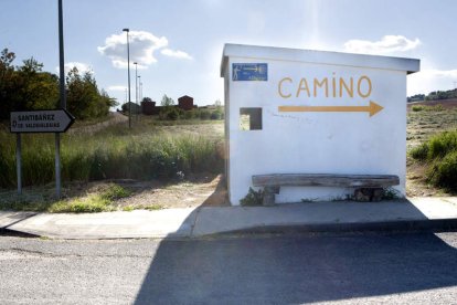 Una de las pintadas que conducen a los peregrinos en dirección equivocada.