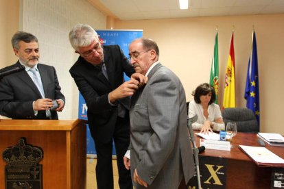 José Luis Fanjul y José Ángel Hermida, que impone la Medalla de Oro a Alfonso Villalba.