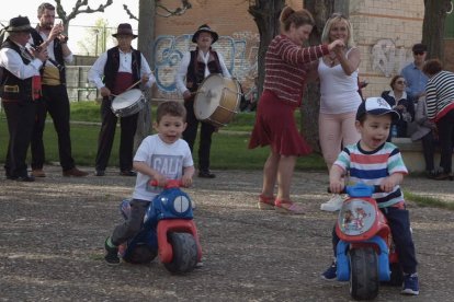 Grandes y pequeños disfrutaron de una jornada de fiesta en la que no faltó la música y el baile. ACACIO