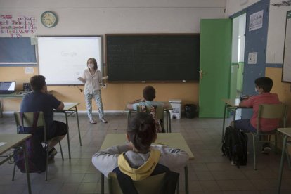 Una docente con sus alumnos en las últimas clases de refuerzo en julio. jesús f. salvadores/archivo. JESÚS F. SALVADORES