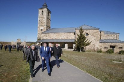 El consejero de Fomento y Medio Ambiente abandona el santuario junto al alcalde y otros representantes. RAMIRO