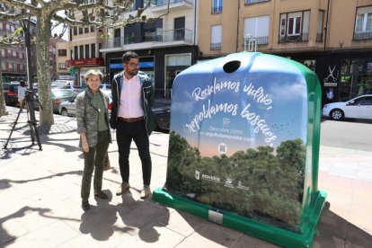 La concejala de Urbanismo y Medio Ambiente, Ana Franco, y el gerente de zona de Ecovidrio, José Carlos Agustina, junto a uno de los contenedores de recogida de vidrio que se han instalado en diferentes calles de la ciudad.