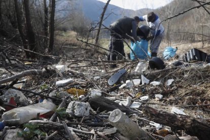 Momento del inicio de la recogida de basura en el embalse de Las Rozas.