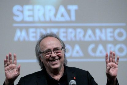 Joan Manuel Serrat  durante una rueda de prensa en el Palacio de Bellas Artes  en Ciudad de Mexico.