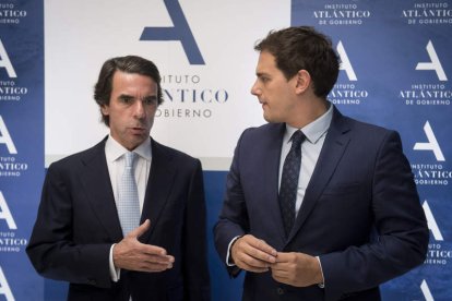 José María Aznar y Albert Rivera conversan antes de la clausura del máster. LUCA PIERGIOVANNI