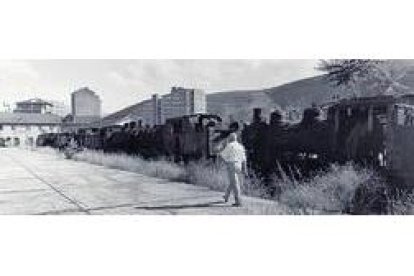 Las locomotoras permanecieron años abandonadas en una vía muerta.