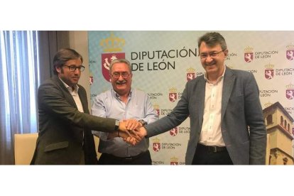 Emilio Orejas, Ángel Rivero y Juan Martínez Majo tras la firma del convenio anual en la Diputación. DL