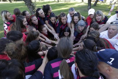 Leonas Mater y Cultural femenina, ayer en Vile La Finca. FERNANDO OTERO