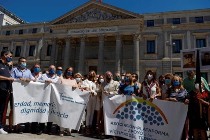 La Asociación Víctimas del Terrorismo y otros colectivos posan frente al Congreso. MARISCAL