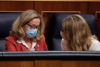 Nadia Calviño departe en el Congreso con Yolanda Díaz. JUAN CARLOS HIDALGO