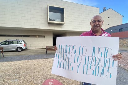 Víctor Manuel Pérez, celador del Servicio de Urgencias de Atención Primaria en el centro de salud de Astorga. RAMIRO