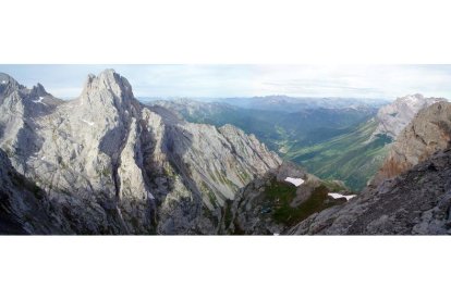 Vista del Collado Jermoso desde el Hoyo del Llambrión.