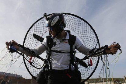 Moncho, durante una exhibición de vuelo en el instituto de San Andrés.