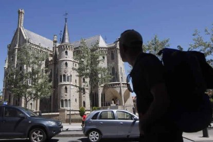 Un peregrino ante el Palacio de Gaudí.