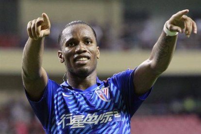 Drogba con la camiseta del Shanghái Shenhua de China