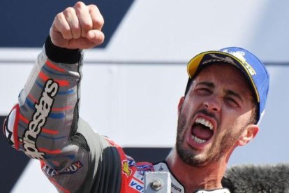 Andrea Dovizioso celebra su tercer triunfo del año con Ducati, en el podio de Misano.