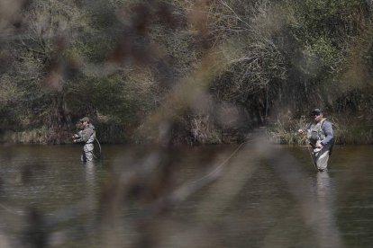 Dos pescadores en un tramo de uno de los muchos ríos existentes en la provincia. JESÚS F. SALVADORES