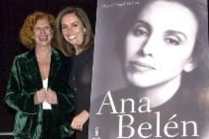 Carmen Alborch junto a Ana Belén en la presentación del libro de Miguel Ángel Villena