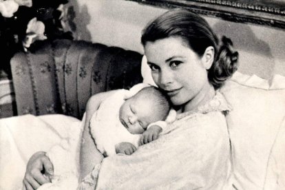 Arriba, Grace Kelly con el principe Alberto en sus brazos, debajo Grace y Rainiero con sus tres hijos, a la derecha Grace Kelly acompañando a Carolina y Alberto al colegio y a la izquierda, Kelly y Rainiero en un acto en Nueva York.