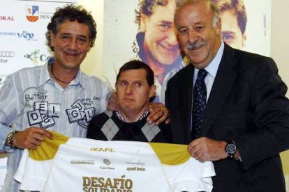 Vicente del Bosque, junto a Rafa Guerrero, sostiene la camiseta con su nombre.