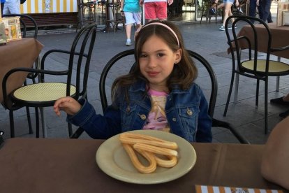 Henara, que tiene multialergia, aparece en la fotografía realizada por su madre disfrutando de unos churros sin alérgenos, que sí son aptos para la ella. DL