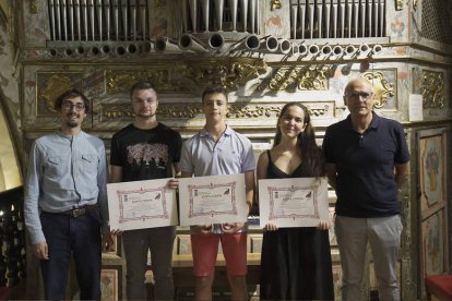 Los participantes en el curso recibieron sus diplomas. DL